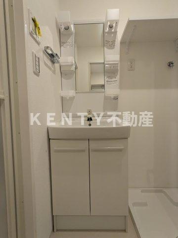 洗面設備　明るい洗面所です