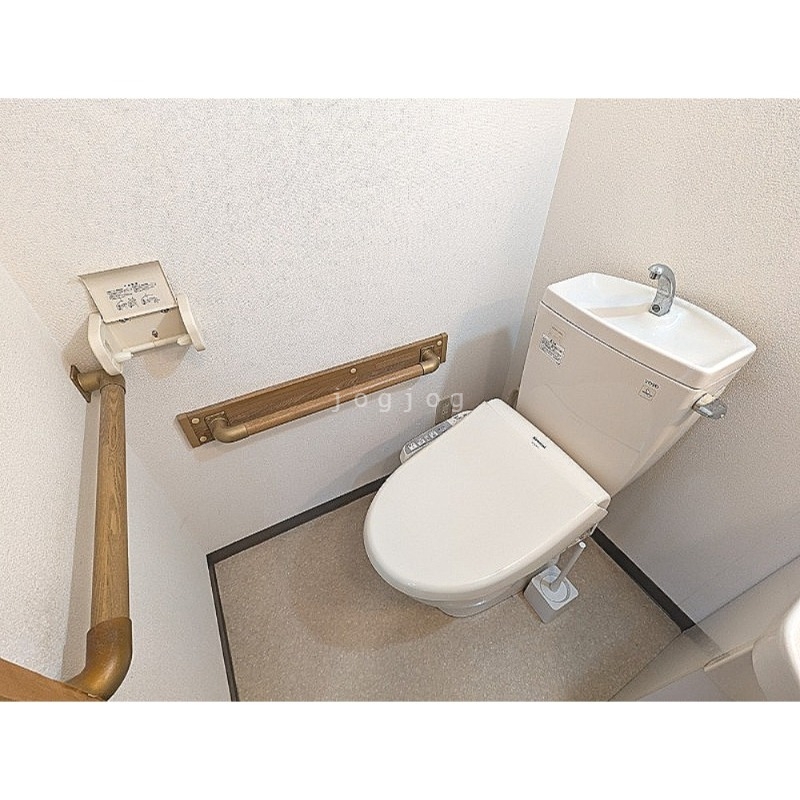 トイレ　嬉しい温水洗浄便座付きのトイレです。
