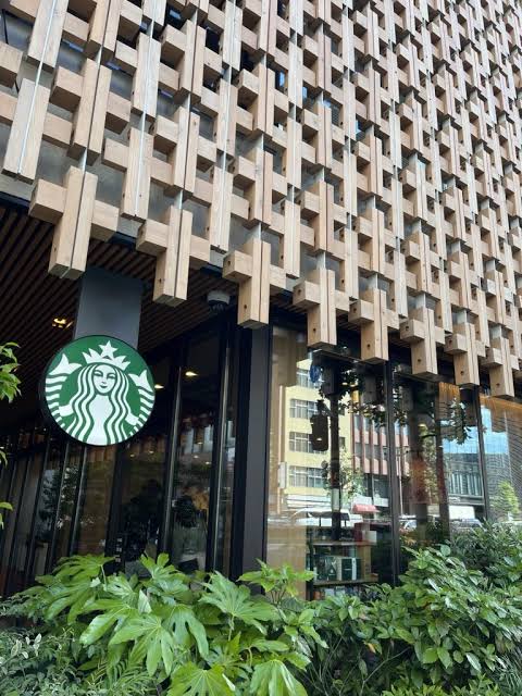 飲食店　スターバックスコーヒー上智大学四谷キャンパス店（飲食店）まで411m