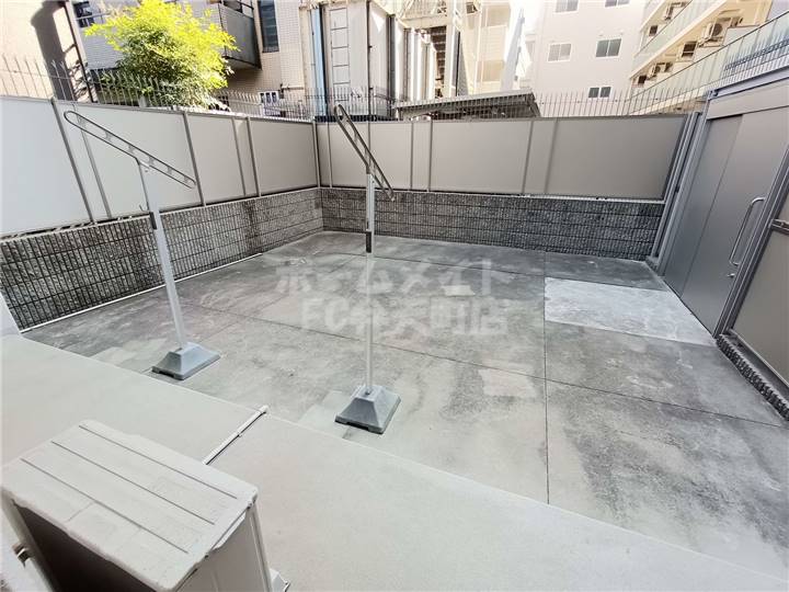 バルコニー　暖かな日差しのふりそそぐバルコニー