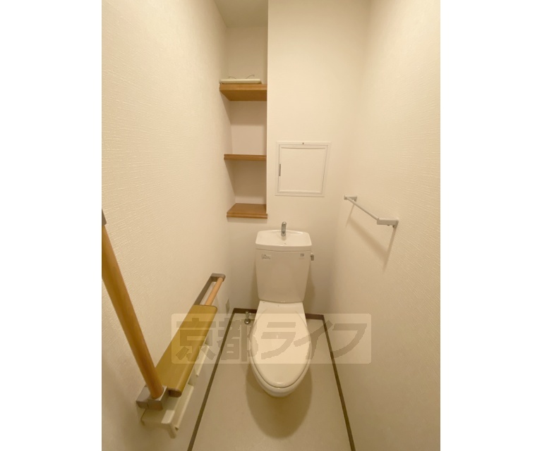 トイレ　トイレに便利な小物収納があります。