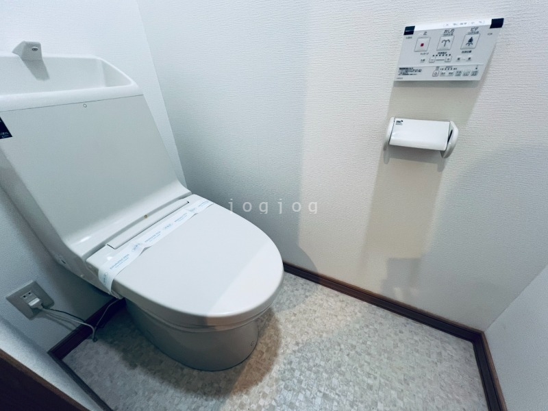 トイレ　嬉しい温水洗浄便座付きのトイレです。