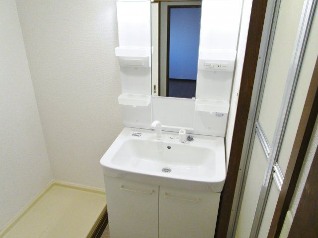 洗面設備　明るい洗面所です