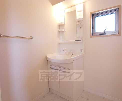 洗面設備　シャンプードレッサ付きの独立洗面台です。