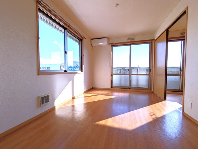 居室・リビング　リビング１０帖　窓が２ヶ所あり開放的なお部屋です♪