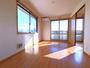 居室・リビング　リビング１０帖　窓が２ヶ所あり開放的なお部屋です♪