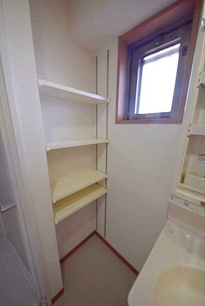洗面設備　★脱衣所にまでこんな親切な棚があるんです★
