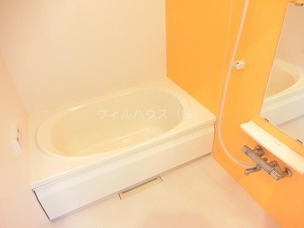バス・シャワールーム　浴室乾燥機、追焚機能付の広々バスルーム！