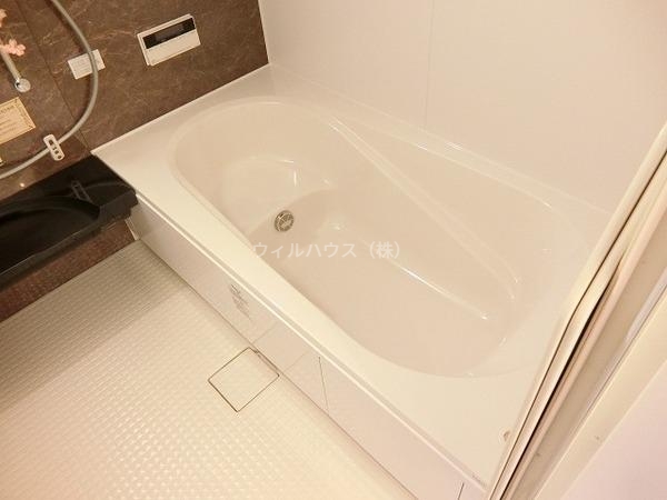 バス・シャワールーム　浴室乾燥機、追い焚き機能付きバス！