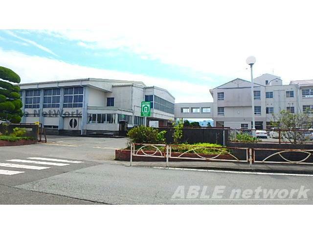 【八代市鏡町内田のアパートの中学校】