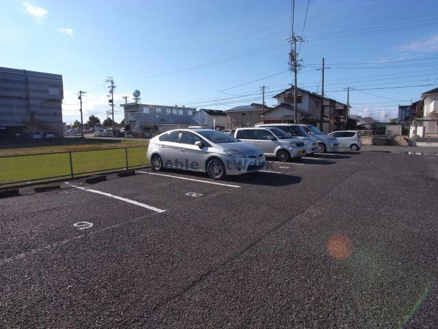 【岐阜市茜部大川のアパートの駐車場】