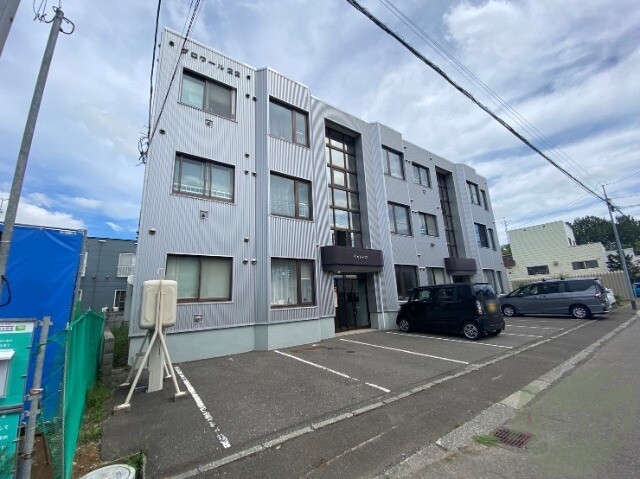 札幌市東区北二十二条東のマンションの建物外観
