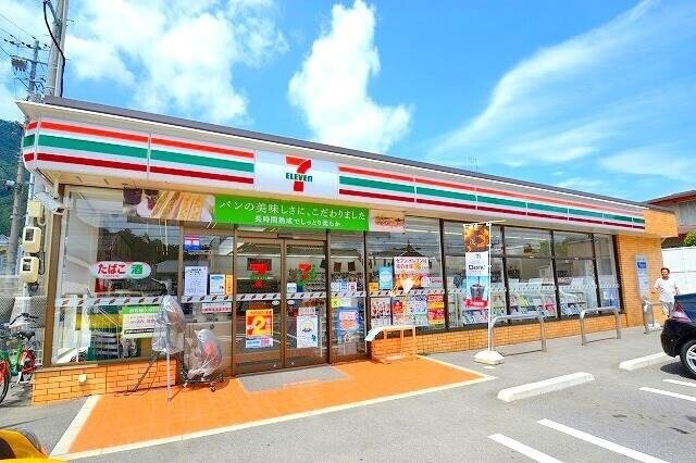 コンビニ　セブンイレブン　八木４丁目店（コンビニ）まで65m