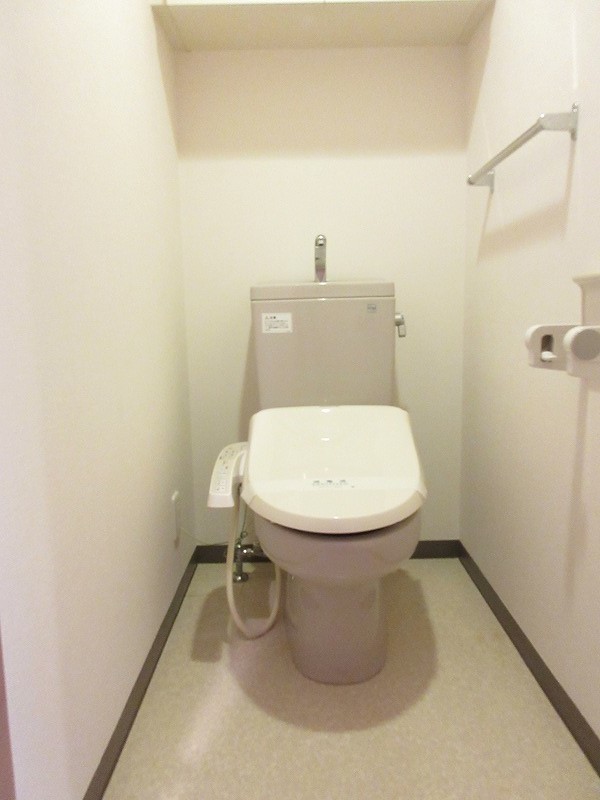 トイレ　バストイレ別☆個室トイレで落ち着いて使用できます！吊戸棚有