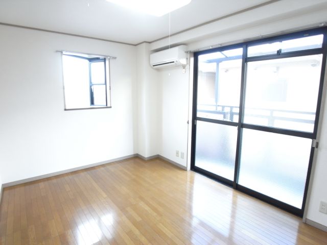 居室・リビング　三角の出窓がさらに室内を明るくしてくれます