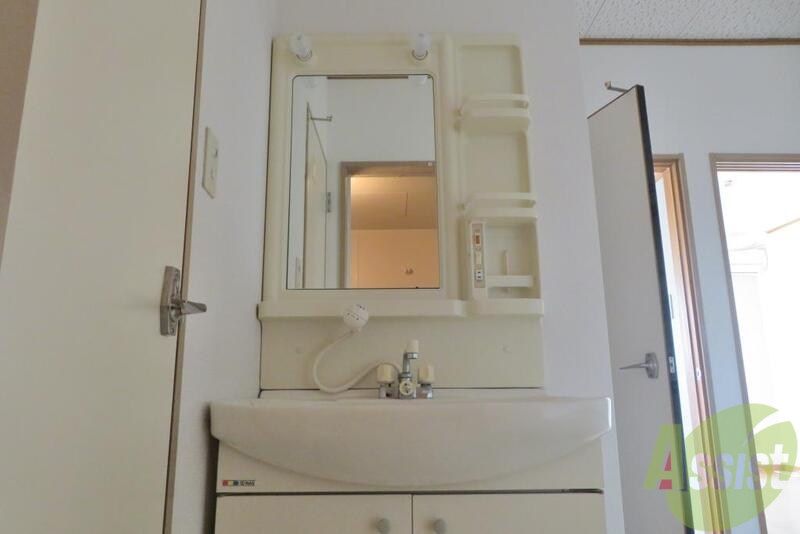 洗面設備　シャワー付洗面化粧台は特に女性には嬉しいポイントです。