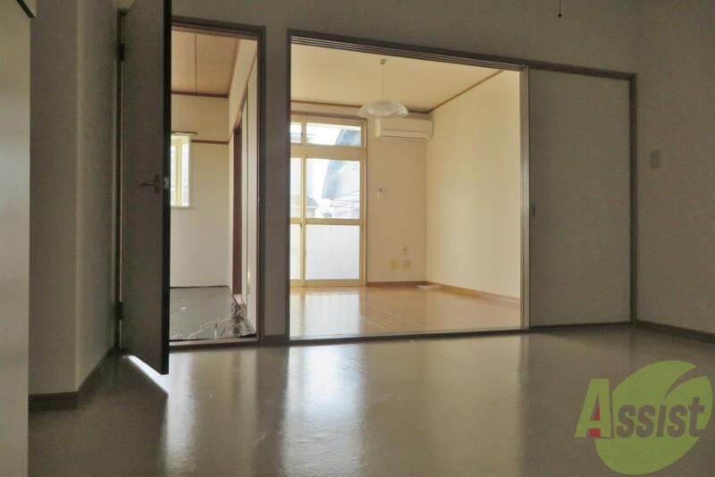 玄関　和室、洋室、どちらもあるのが嬉しいですね。