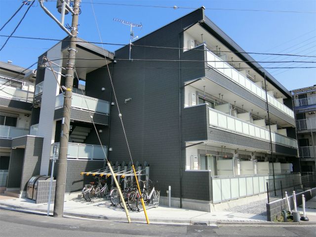 横浜市鶴見区鶴見中央のマンションの建物外観