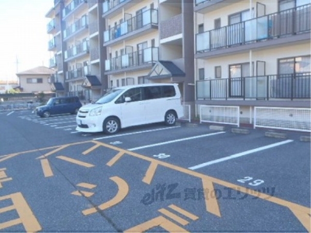 【湖南市岩根のマンションの駐車場】