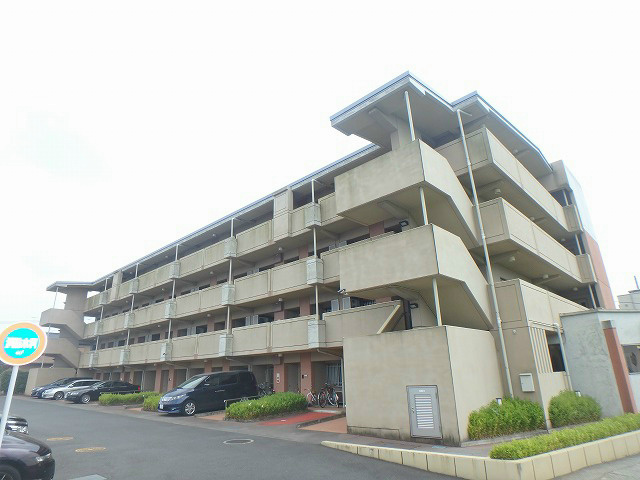 厚木市岡田のマンションの建物外観