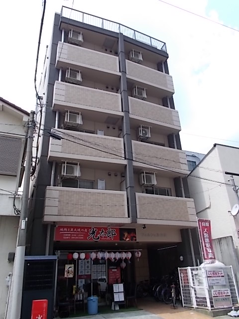 【鹿児島市加治屋町のマンションの建物外観】