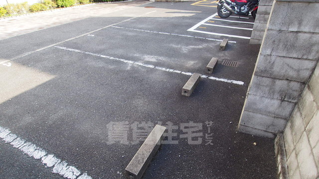 【京都市右京区西院下花田町のマンションの駐車場】