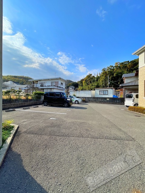 【紀の川市貴志川町丸栖のアパートの駐車場】