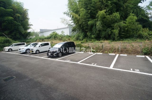 【向日市寺戸町のマンションの駐車場】