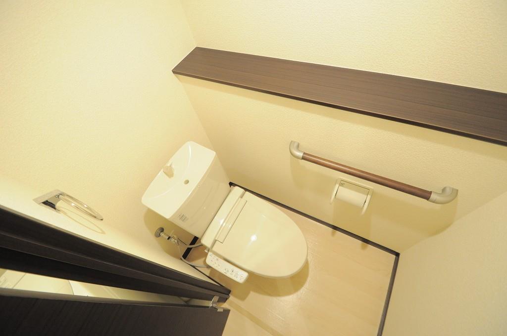 トイレ　快適な温水洗浄便座付きトイレになります。