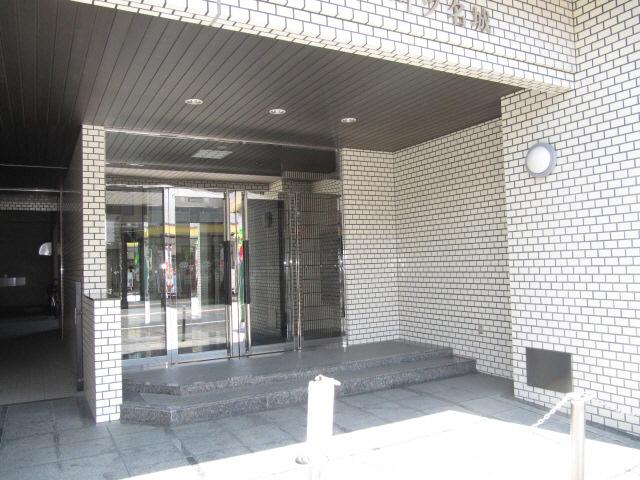 【名古屋市北区柳原のマンションのエントランス】