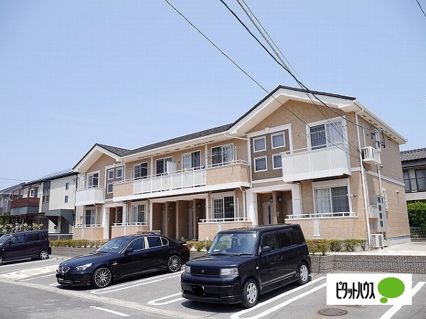 【常滑市新浜町のアパートの駐車場】