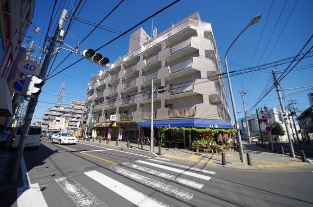 朝霞市仲町のマンションの建物外観