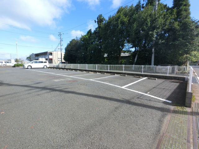 【成田市本城のアパートの駐車場】