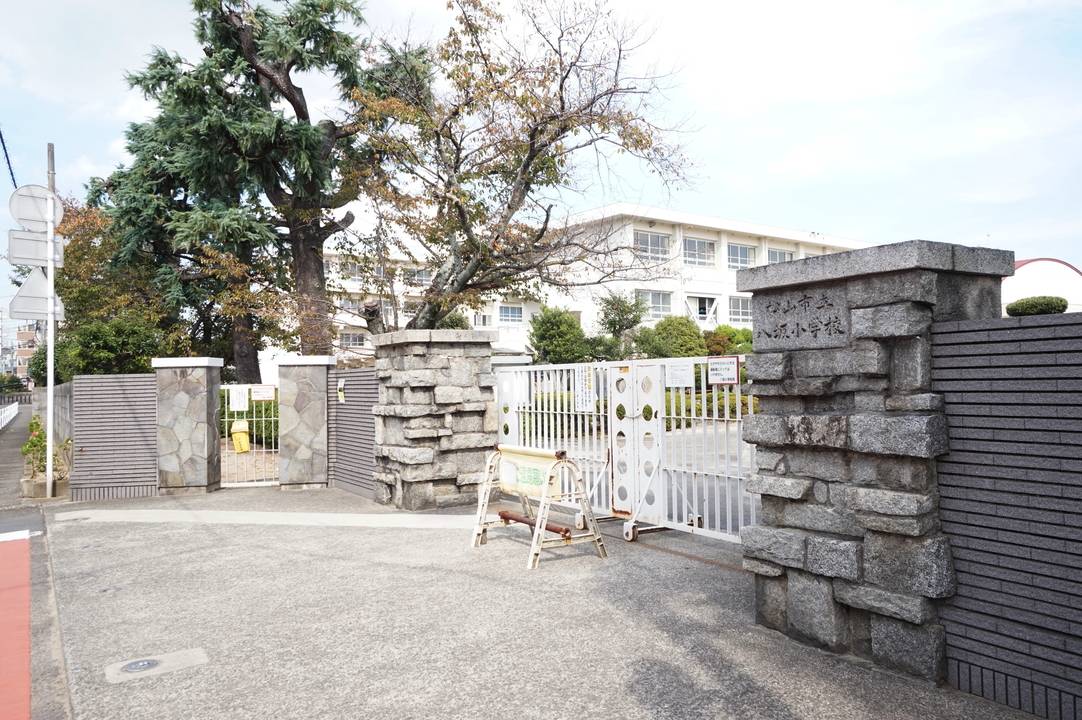 【松山市北立花町のマンションの小学校】