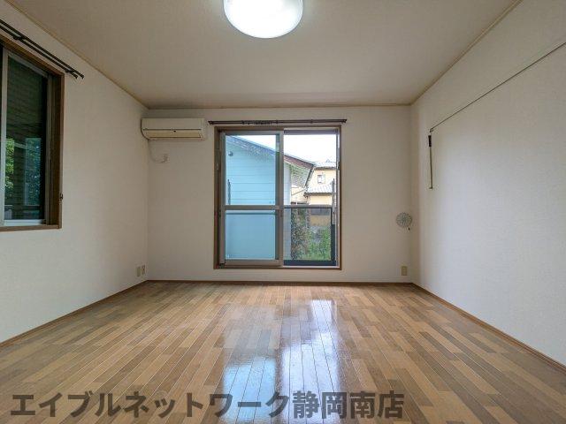 居室・リビング　こちらの居間で趣味の時間をお楽しみください