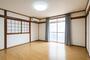 柔らかな光が広がる1階リビング。ゆったり過ごせる明るいお部屋