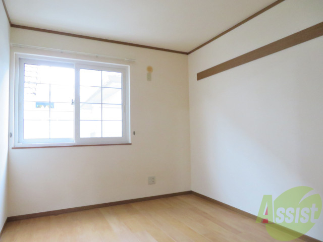 その他部屋・スペース　こちらのお部屋も小窓が付いて明るいお部屋ですね