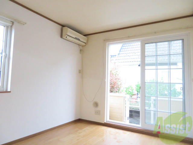 居室・リビング　南向きの窓から日差しが入る明るいお部屋ですよ。