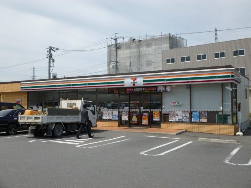 コンビニ　セブンイレブン（コンビニ）まで670m