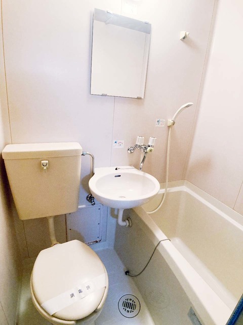 バス・シャワールーム　※補修前の参考画像の為、設備等は現況優先。