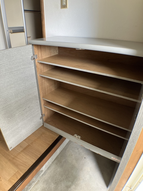 玄関　※補修前の参考画像の為、設備等は現況優先。