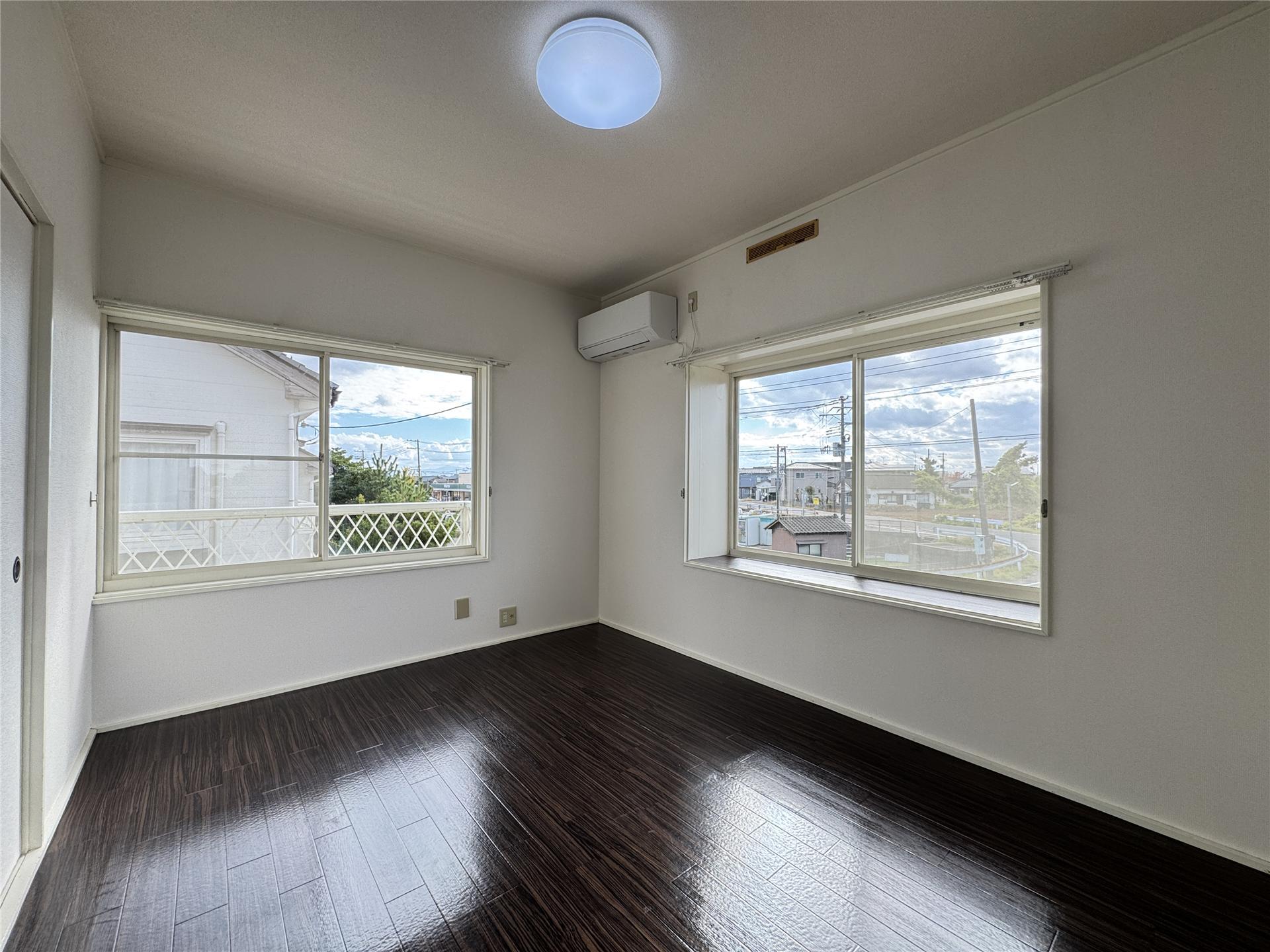 居室・リビング　2階角部屋♪2面採光！日当たり良好☆