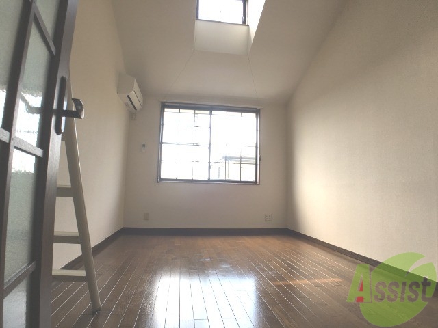 居室・リビング　７帖のリビングは収納と窓があり、陽の光が気持ちよく差します