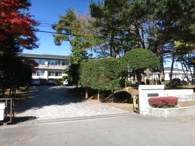 小学校　軽井沢町立軽井沢西部小学校（小学校）まで1049m