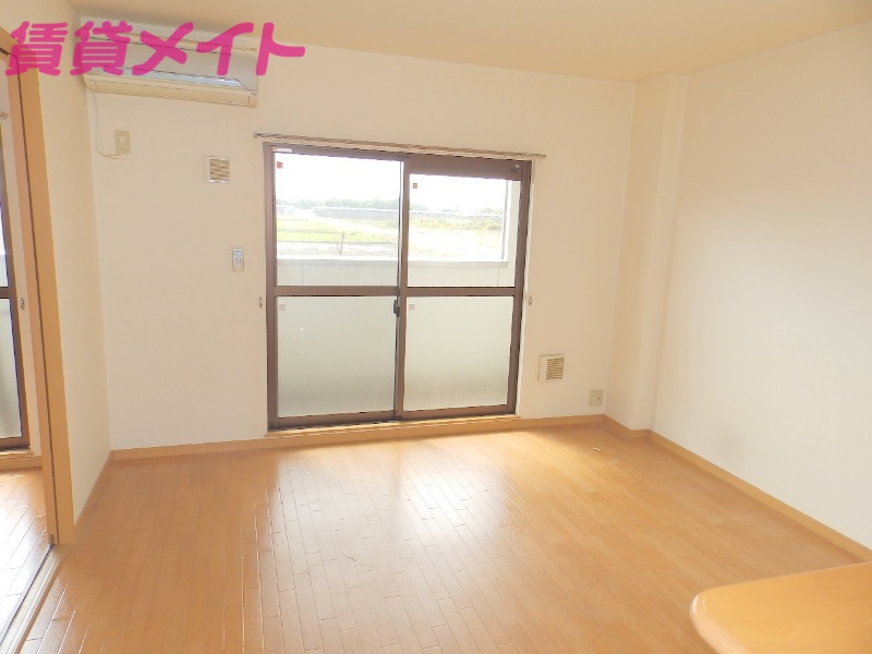 居室・リビング　同物件別部屋のお写真です。