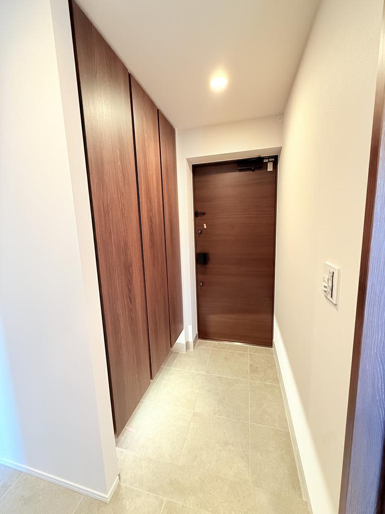 玄関　※別部屋の参考写真です。