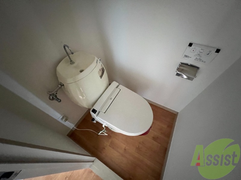 トイレ　温水洗浄便座でウォシュレット機能も付いています。