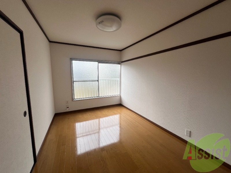 居室・リビング　５．３帖の洋室です。