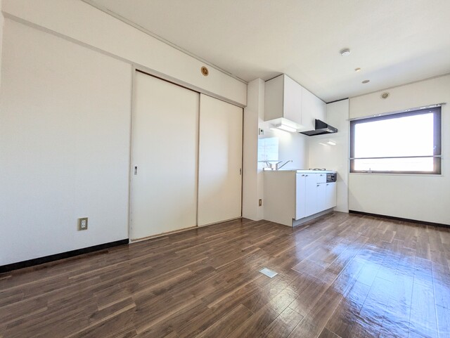 居室・リビング　窓付きの８．１帖のダイニングキッチン☆彡