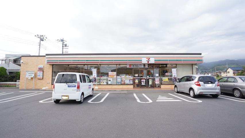 コンビニ　セブンイレブン（コンビニ）まで685m